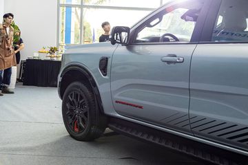 Gần hốc bánh là logo Stormtrak sơn đỏ, đồng màu với các điểm nhấn ở mâm xe và cản trước