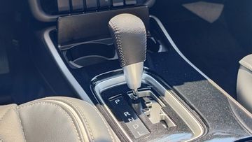 Cần số trên Mitsubishi Outlander 2024 giữ nguyên thiết kế dạng trụ kết hợp bọc da và trang trí bằng ốp mạ chrome