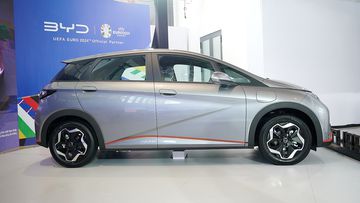 BYD Dolphin 2024 sở hữu thân xe khỏe khoắn với khá nhiều đường dập nổi