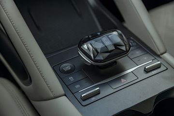 Cần số điện tử tạo hình viên kim cương tinh xảo trên BYD ATTO 2