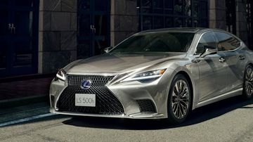 Đầu xe Lexus LS 2023 vẫn nổi bật với cụm lưới tản nhiệt hình con suốt đặc trưng