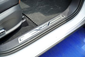 BYD Sealion 6 phiên bản Premium cao cấp hơn với nẹp trang trí bước chân bằng inox (4 cửa)