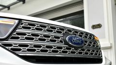 Mặt ca-lăng Ford Explorer với các họa tiết mắt cáo