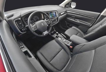 Khoang lái bên trong cabin của Mitsubishi Outlander 2016