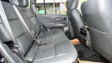 Hàng ghế thứ 2 có không gian rộng rãi, đủ cho 3 người lớn ngồi