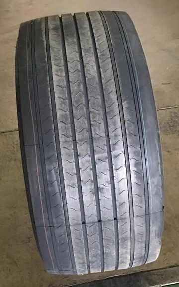 ATL811 có độ mài mòn đều và độ bám đường tốt