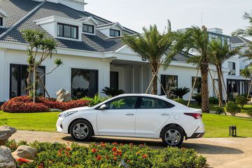 Khoảng sáng gầm 160mm giúp Accent dễ dàng leo vỉa hè mà không lo cạ gầm