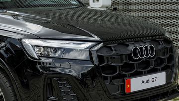 Nắp capo Audi Q7 2025 vẫn khỏe khoắn với hai đường dập nổi kéo dài từ kính lái xuống lưới tản nhiệt