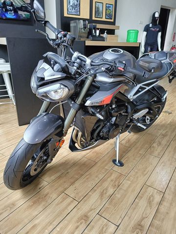 Triumph Street Triple 765 RS 2023 sở hữu vẻ ngoài hầm hố và thể thao