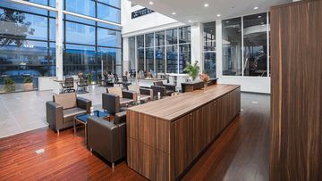 Phòng tiếp khách được trang bị đầy đủ tiện nghi với nội thất gỗ sang trọng