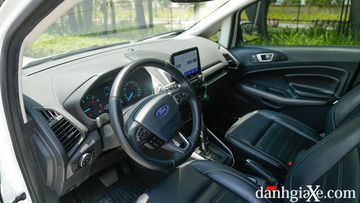 Trên khu vực cần số và vô lăng đều được tạo điểm nhấn với các chi tiết trang trị chrome sáng bóng