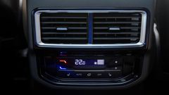 Cửa gió điều hòa với cụm điều khiển cho hệ thống điều hòa phía sau trên Volkswagen Teramont X