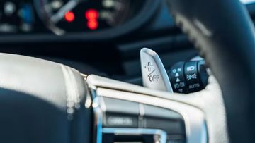 Lẫy chuyển số thể thao sau vô lăng