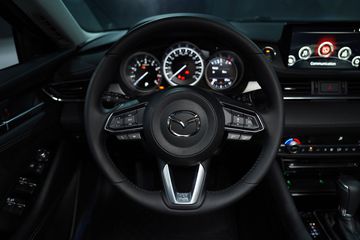 Vô lăng áp dụng ngôn ngữ thiết kế 6.5G của thương hiệu Mazda