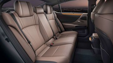 Hàng ghế sau trên Lexus ES 2023 cho độ rộng rãi và thoải mái hàng đầu phân khúc.