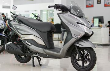 Suzuki Burgman 2023 sở hữu dáng vẻ to lớn, góc cạnh