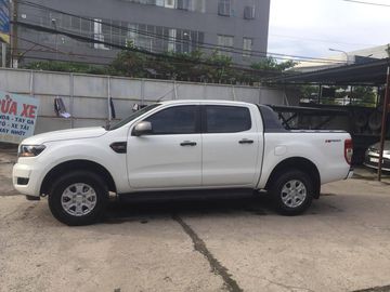 Ford Ranger XLS AT màu trắng