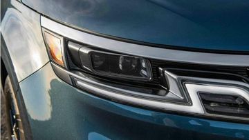 Cặp đèn trước có thiết kế thanh mảnh, gọn gàng, sử dụng công nghệ full LED hiện đại