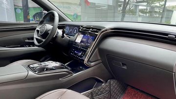 Khu vực taplo phân tách thành 2 tầng uốn cong, trải sang hai bên tạo ấn tượng rộng rãi cho khoang lái