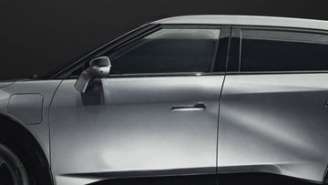 VinFast VF 7 2024 sở hữu gương chiếu hậu góc cạnh thể thao với tay nắm cửa dạng ẩn hiện đại