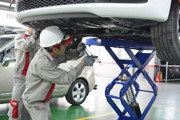 Đội kỹ thuật vi&ecirc;n c&oacute; tay nghề cao chăm s&oacute;c xe kh&aacute;ch h&agrave;ng