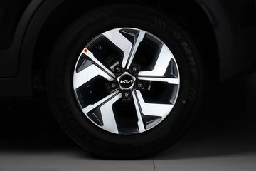 Cả 4 phiên bản đều trang bị bộ la-zăng hợp kim có kích thước 16 inch