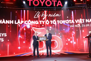 Ông Tiền Quốc Hào - Chủ tịch Công ty Toyota Châu Á trao quà kỷ niệm 30 năm thành lập Toyota Việt Nam