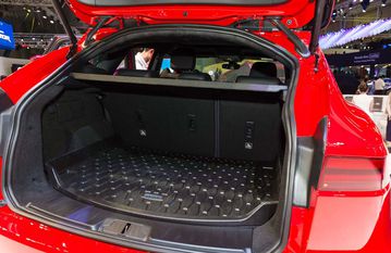 Người dùng có thể gập ghế sau theo tỷ lệ 40:20:40 nhằm gia tăng sức chứa của khoang hành lý