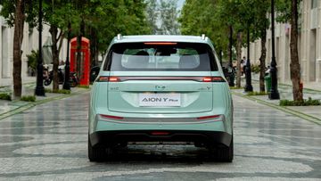 Đuôi xe AION Y Plus 2025 cũng sở hữu những nét đẹp gọn gàng, tinh giản