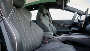 Ghế ngồi BYD Seal 2024 được bọc da với họa tiết kim cương sang trọng