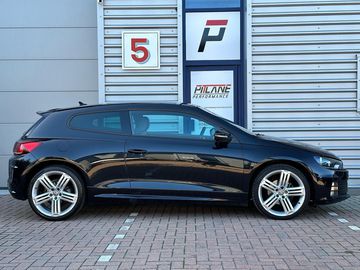 Một trong những ưu điểm lớn của Volkswagen Scirocco 2023 là không gian khoang hành khách rộng rãi 