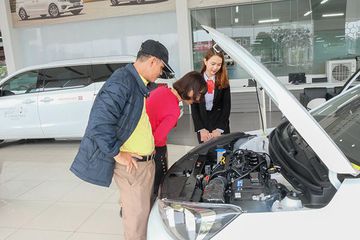 Hoạt động tư vấn kh&aacute;ch h&agrave;ng tại showroom