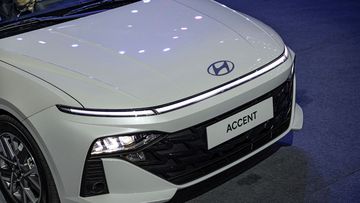Đèn pha Hyundai Accent 2024 cũng được đặt thấp và thiết kế liền khối với mặt ca lăng