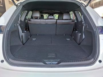 Mazda CX-8 2023 sở hữu khoang hành lý có sức chứa 209 lít, người dùng có thể mở rộng khoang chứa đồ hơn bằng cách gập cả 2 hàng ghế sau