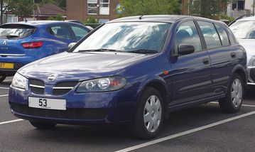 Phần đầu xe từ g&oacute;c nh&igrave;n trực diện của Nissan Almera 2003