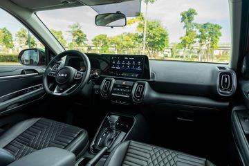 Kia Sonet 2024 giữ nguyên bố cục và cách sắp xếp các chi tiết ở khoang lái của xe cũ.