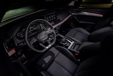 Bên trong chiếc Audi Q5 45 TFSI Quattro 2023 là một không gian rộng rãi, sang trọng và hiện đại với các nút bấm được hạn chế tối đa