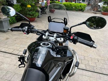 Ghi đông được đưa về gần hơn 10 mm với người lái, thiết kế bình xăng được cắt gọt sát chân người lái hơn