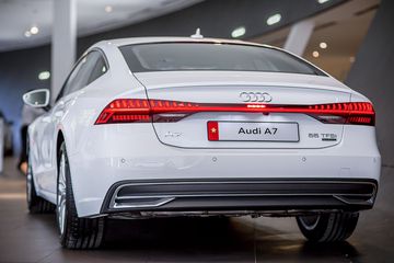 Đuôi xe Audi A7 55 được thiết kế thon gọn, tinh tế mà sang trọng tựa như một chiếc du thuyền