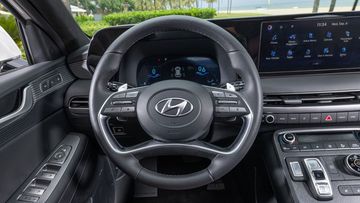 Vô lăng Hyundai Palisade 2024 thiết kế thời thượng với kiểu 4 chấu cách điệu