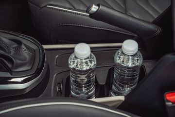 Phanh tay cơ vẫn là trang bị mặc định trên Kia Carens, ngay cả ở những phiên bản “full-option”.