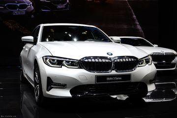 Phần đầu xe Series 3 nổi bật với cụm lưới tản nhiệt quả thận đặc trưng