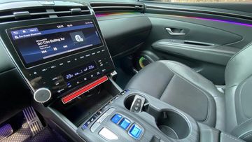 Cụm điều khiển điều hòa trên Hyundai Tucson 2024 là dạng cảm ứng, liền mạch với màn hình trung tâm nằm phía trên