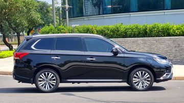 Thân xe trường dáng với các ô cửa sổ rộng tương tự bản tiền nhiệm