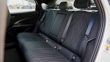 Hàng ghế thứ hai của BYD Seal 2024 khá linh hoạt với khả năng gập 60:40