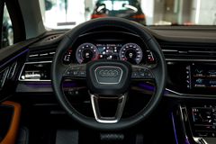 Vô lăng Audi Q7 Basic có hình tròn tiêu chuẩn