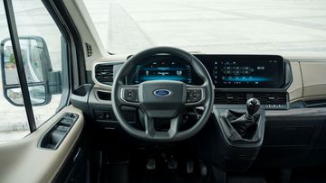 Vô lăng Ford Transit 2024 cũng khá hiện đại với kiểu thiết kế vát đáy nhẹ