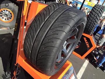 Maxxis UHP tạo lực kéo một cách bền bỉ, giúp xe vận hành êm ái