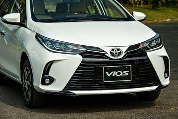 Đầu xe Toyota Vios 2023 gây ấn tượng nhờ bộ lưới tản nhiệt hình thang cỡ lớn được sơn đen hầm hố