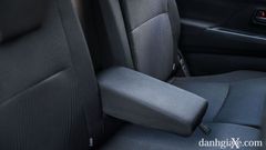Hàng ghế thứ 2 tích hợp tựa tay trên Suzuki Ertiga Sport